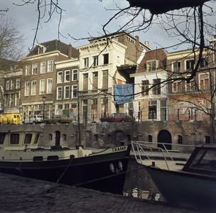 859594 Gezicht op de voorgevels van de huizen Oudegracht 348 (links) - 360 te Utrecht.